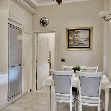 Zemun Center Lux 3 Bedroom Appartement *